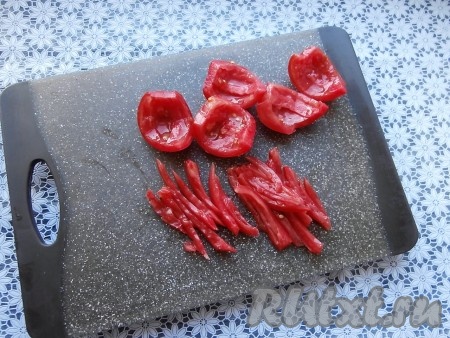 Помидоры разрезать на 4 части, внутреннюю часть с семенами удалить и нарезать помидоры соломкой.