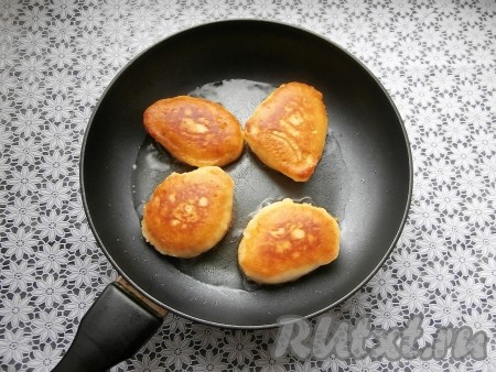 Жарить оладьи на небольшом огне (быстро зарумяниваются) до румяного цвета с двух сторон и пышности, затем переложить на тарелку, а из оставшегося теста пожарить постепенно все оладушки.