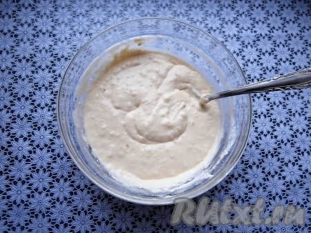 Замесить ложкой тесто, похожее на густую сметану.