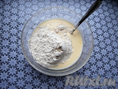 Также всыпать ванильный сахар и муку.