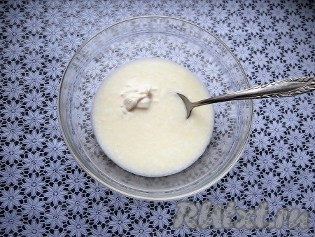В миске смешать кефир со сметаной, всыпать соду.