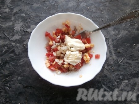 Добавить очищенный и нарезанный мелко лук, специи, молотый чёрный перец, майонез и 1 столовую ложку сметаны.