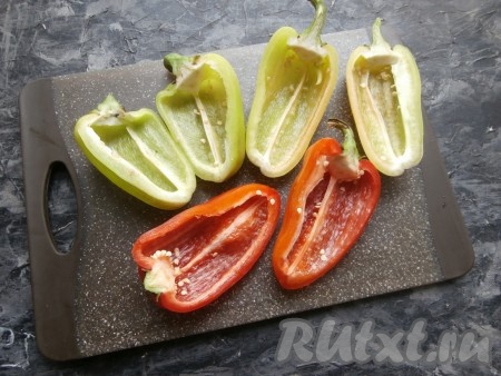 Перец разрезать вдоль на 2 половинки, удалить семена, хвостик можно оставить.