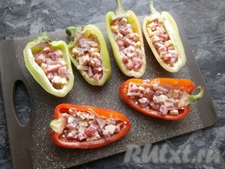 Полученной массой начинить перцы.