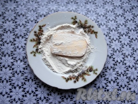 Обвалять каждый ломоть сыра в муке.