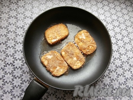 Колбасный сыр в панировке выкладывать в очень хорошо разогретую с растительным маслом сковороду.