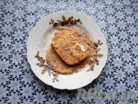 И сразу хорошо обвалять сыр в панировочных сухарях.