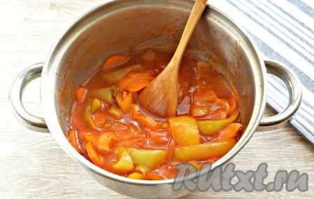 Кастрюлю ставим на плиту на средний огонь, а после закипания варим лечо на минимальном огне 40 минут, периодически перемешивая. В конце вливаем столовый уксус, перемешиваем, даём минутку прокипеть. Лавровый лист удаляем и снимаем кастрюлю с огня.