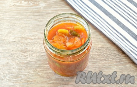 Лечо перекладываем в простерилизованную банку и сразу же закручиваем прокипячённой крышкой. Остужаем лечо, перевернув баночку вверх дном, укутав одеялом.