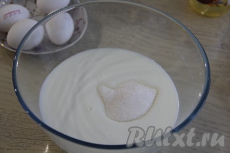 Соединить в глубокой миске кефир, сахар и соль, хорошо перемешать венчиком.