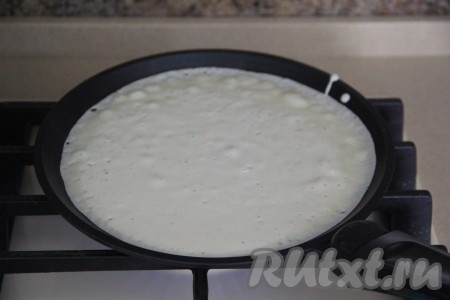 Сковороду очень хорошо разогреть. Перед выпечкой первого блина можно смазать сковородку маслом или жиром. Я не смазывала блинную сковороду даже перед выпечкой первого блинчика, но тут всё зависит от качества сковороды. Выпекаются блинчики, как обычно, достаточно быстро. В раскалённую сковороду вливать, примерно, пол половника теста, равномерно распределяя по всему дну сковородки.
