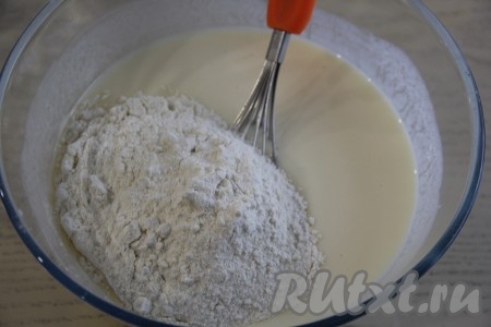 Всыпая постепенно муку и тщательно перемешивая венчиком, замесить блинное тесто. Добавляя муку, ориентируйтесь на консистенцию теста, оно должно быть не густым и однородным.