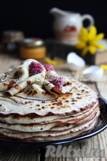 Вот такая стопка вкусных, нежных блинов получилась из 1 литра кефира. К столу подаём их с пылу с жару, дополнив сметанкой, мёдом, джемом или вареньем.