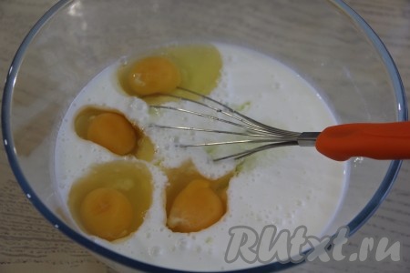 Добавить яйца и хорошо перемешать венчиком до однородного состояния.