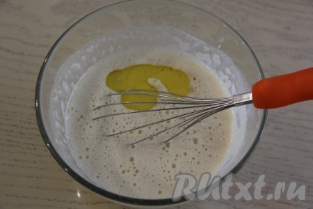 Дать блинному тесту "отдохнуть" минут 20, а затем влить растительное масло и перемешать. Тесто получится однородным, жидким.