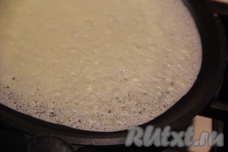 Жарить блинчик вначале с одной стороны на среднем огне. Вот такие мелкие дырочки получаются во время выпекания.