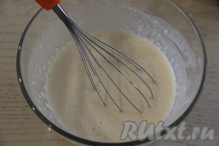 Всыпать муку и хорошо перемешать венчиком, чтобы не было комочков.