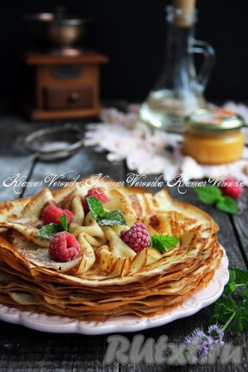 Вот такая получилась стопочка тонких, вкусных, бархатистых заварных блинов, приготовленных на кипятке и молоке. Уверена, блинчики с аппетитными дырочками и тонкими краешками понравятся всей семье!