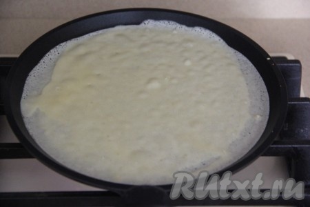 Сковороду (я использовала сковородку диаметром 18 см) хорошо разогреть, я не смазывала сковороду маслом, но тут всё зависит от вашей блинной сковороды (у меня литая сковородка). Набрать тесто половником и вылить на очень хорошо прогретую сковороду. Распределить тесто равномерно по всему дну сковороды.