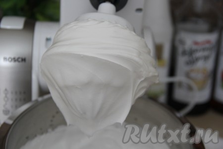 После того как добавите сироп, продолжайте взбивать белковый крем до плотного состояния, он должен хорошо держать форму (как на  фото).