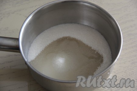 Для приготовления белкового крема прежде всего нужно соединить в кастрюле сахар, воду, ванильный сахар и лимонную кислоту.