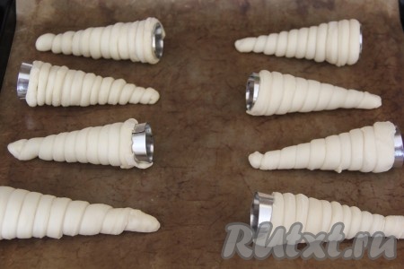 Тесто, намотанное на конусы, выложить на противень, застеленный пергаментом (или ковриком для выпекания).