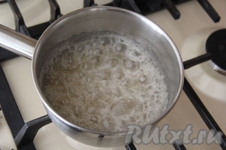 Перемешать содержимое кастрюли, поставить на средний огонь, больше не перемешивать! Как только сироп в кастрюле закипит, убавить огонь до минимума и варить минут 10. 