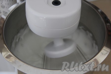 Пока варится сироп, поместить охлаждённые яичные белки в абсолютно сухую чашу, добавить соль. Взбить белки с солью миксером в пышную массу. 