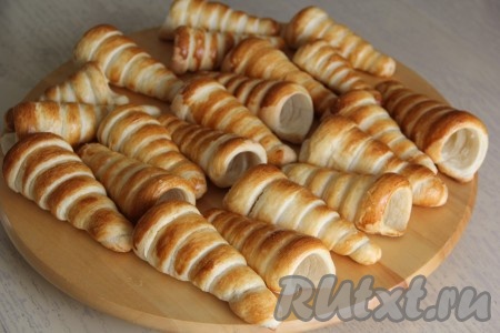 Слегка остудить и снять трубочки с конусов, оставить до полного остывания.