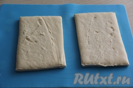 Разморозить пласты слоёного теста при комнатной температуре.