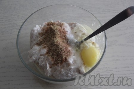 В куриный фарш добавить яйцо, соль и специи.