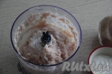 Пробить массу с луком в измельчителе и добавить молоко. Тщательно пробить массу до однородности и переложить в миску.