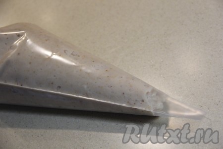 Переложить фарш в кулинарный мешок (или в плотный пакет).
