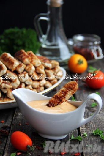 Воздушные, очень вкусные, нежные палочки, приготовленные из куриного фарша на сковороде, подать в горячем виде с любым гарниром или соусом.