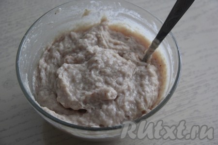 При помощи столовой ложки перемешать тщательно фарш, он получится не густой и вязкий, больше похожий на суфле.

