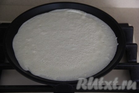 Сковороду хорошо разогреть, влить немного теста. Удобно наливать блинное тесто половником. Распределить тесто по всей сковороде. Я во время выпечки не смазывала сковородку маслом, так как масло добавлено в само блинное тесто.