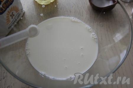 Добавить соду. Хорошо перемешать венчиком молоко с содой, сахаром и солью.