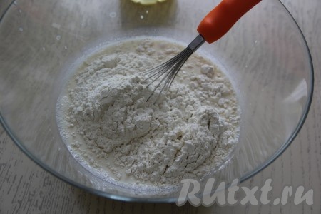 В получившуюся молочную смесь всыпать муку.