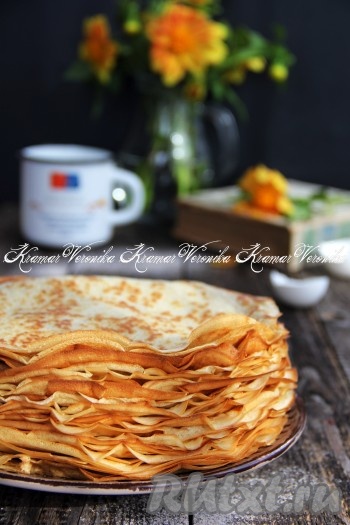 Вот такая красивая стопка тонких блинчиков получилась! Испеките нежнейшие блины из теста, замешанного на молоке без добавления яиц, и они порадуют вас своим вкусом!