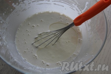 Перемешать тесто венчиком до однородного состояния, чтобы не было комочков. Влить растительное масло, перемешать и оставить блинное тесто на 20 минут "отдохнуть". Тесто для блинов получается жидким.