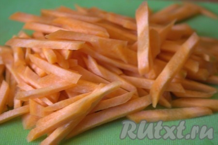 Тщательно промыть рис до прозрачности воды, дать лишней вод стечь. Морковь очистить и нарезать небольшими брусочками (если нет времени на нарезку морковки, тогда натрите её на крупной тёрке).