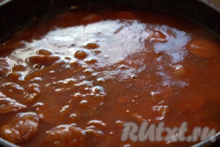 Влить тёплую воду, приправить специями по вкусу, добавить соль. Накрыть сковороду крышкой, довести воду во кипения, а затем томить рис с сосисками на сковороде минут 15-20 (до полного испарения жидкости). Выключить огонь и дать блюду постоять под крышкой на плите минут 5-7.