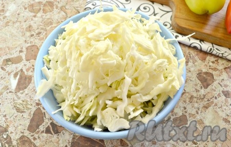 Очищаем морковь, чеснок и лук, ополаскиваем их прохладной водой. С капусты удаляем верхние листы и кочерыжку, а затем тонко нарезам.