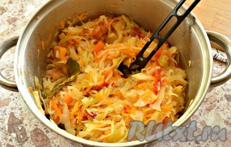 Кастрюлю с овощами ставим на средний огонь, начинаем варить, аккуратно перемешиваем ингредиенты между собой. Минут через 10 овощи дадут сок и немного осядут. Убавляем огонь и тушим овощи 20-25 минут, периодически перемешивая.