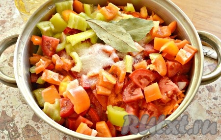Капусту, болгарский перец, морковь, помидоры, лук перекладываем в объёмную кастрюлю, добавляем соль, сахар, лавровый лист, вливаем воду и растительное масло.&nbsp;
