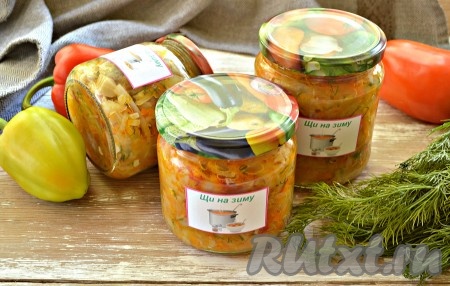 Банки с заправкой для щей, приготовленной из свежей капусты с помидорами, можно хранить при комнатной температуре. Зимой такая заготовка поможет достаточно быстро приготовить насыщенное, вкусное, ароматное первое блюдо.