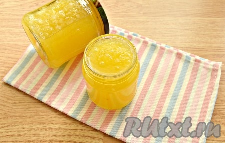 Перекладываем варенье в простерилизованные сухие банки, закручиваем прокипячёнными крышками. Остужаем варенье из кабачков с лимоном под одеялом, поставив на крышки.