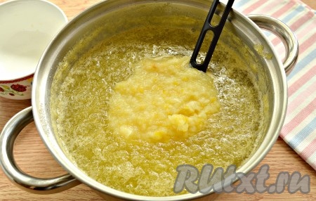 Получившуюся лимонную массу перекладываем в варенье, перемешиваем и варим на минимальном огне ещё 15 минут, не забывая иногда помешивать.