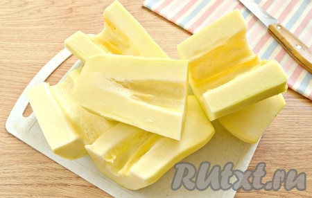 Кабачки очищаем от кожуры, удаляем семена.