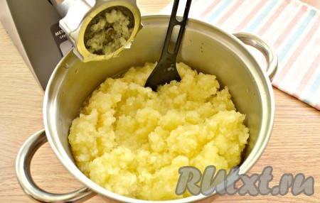 Кусочки кабачков пропускаем через мясорубку, желательно используя решётку с маленькими ячейками. Лучше перекручивать кабачки сразу в кастрюлю, в которой будете в дальнейшем готовить варенье.